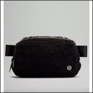 Lululemon Sherpa belt bag
